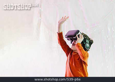 
                Junge, Hand, Virtuelle Realität, Erkunden, Videobrille                   