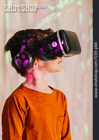 
                Junge, Virtuelle Realität, Head-mounted Display, Metaverse                   