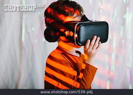 
                Junge, Virtuelle Realität, Head-mounted Display                   