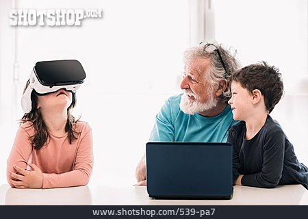 
                Großvater, Virtuelle Realität, Gemeinsam, Erfahrung, Enkelkinder                   