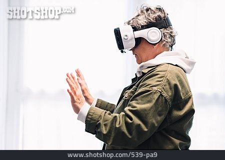
                Seniorin, Hände, Virtuelle Realität                   