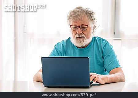 
                Senior, Zuhause, Laptop, Online, Konzentriert                   