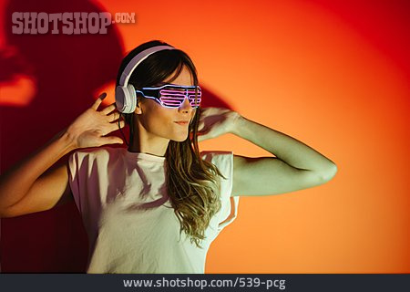 
                Frau, Neonlicht, Musik Hören, Partybrille                   