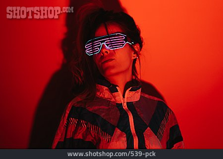 
                Frau, Retro, Cool, Style, Neonlicht, Partybrille                   