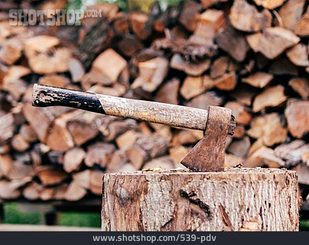 
                Holzstapel, Axt, Brennholz                   