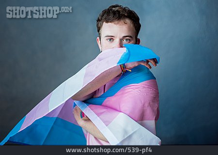 
                Porträt, Transgender, Transgenderflagge                   