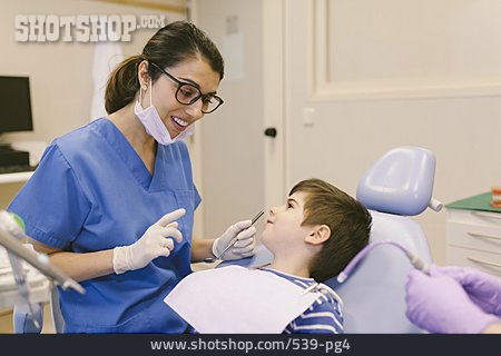 
                Kind, Behandlung, Erklären, Zahnärztin                   