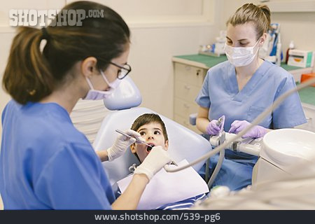 
                Patient, Behandlung, Zahnarztpraxis, Zahnärztin, Kinderzahnarzt                   
