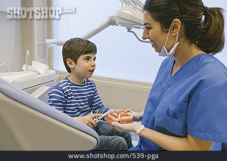
                Kind, Lächeln, Patient, Erklären, Zahnärztin, Zähneputzen                   