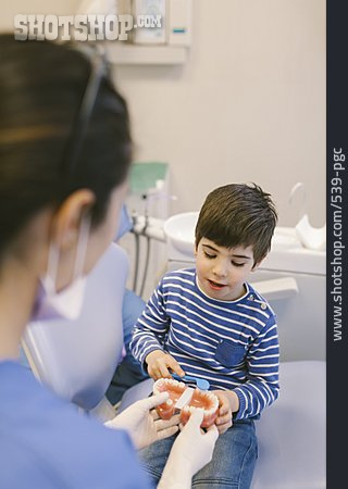 
                Kind, Zahnbürste, Patient, Erklären, Zahnarztpraxis, Zähneputzen                   
