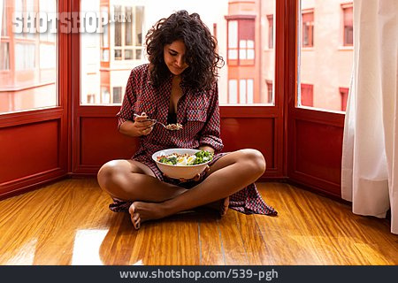 
                Frau, Gesunde Ernährung, Essen, Zuhause, Salat, Schneidersitz                   