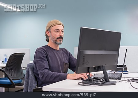 
                Büro, Angestellter, Computerarbeitsplatz                   