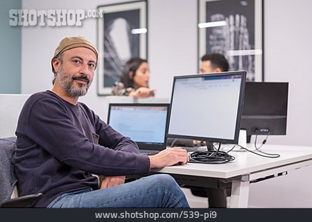 
                Lächeln, Porträt, Mitarbeiter, Computerarbeitsplatz                   