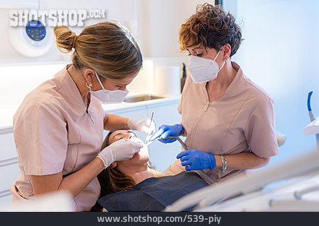 
                Behandlung, Patientin, Zahnärztin                   