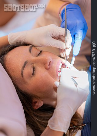
                Behandlung, Patientin, Zahnarztpraxis, Zahnärztin                   