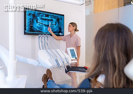 
                Röntgenbild, Patientin, Zahnärztin, Erläutern                   