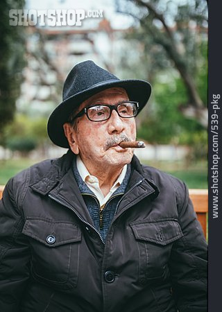 
                Rentner, Senior, Rauchen, Zigarre                   