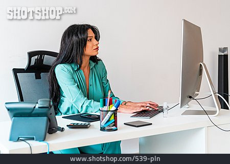 
                Geschäftsfrau, Büro, Tippen, Computerarbeitsplatz                   