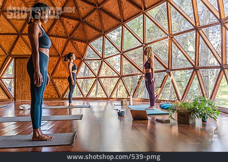 
                Stehen, Meditieren, Yogastudio, Yogaklasse                   