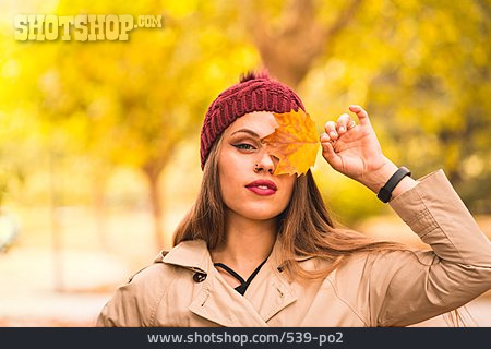 
                Frau, Herbst, Spaziergang, Herbstblatt                   