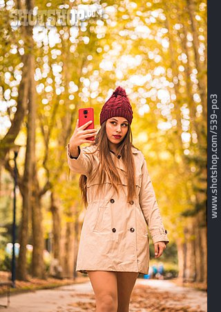 
                Frau, Spaziergang, Herbstlich, Selfie                   