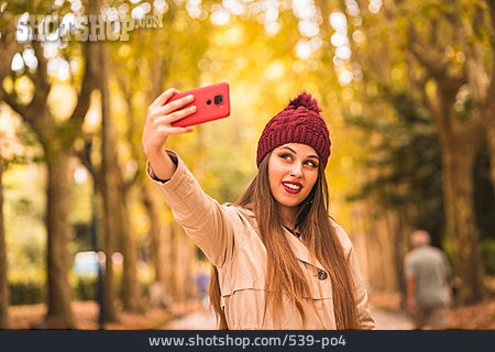 
                Frau, Lächeln, Herbst, Smartphone, Selfie                   