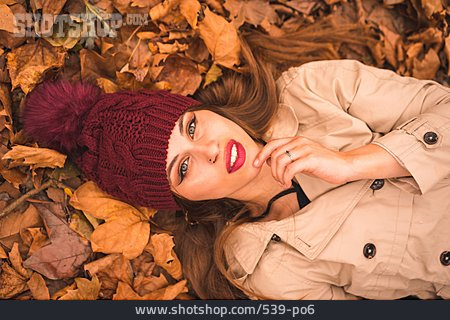 
                Frau, Mütze, Herbstlaub, Porträt, Mantel, Rote Lippen                   