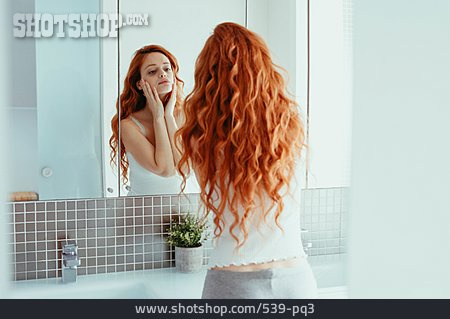 
                Frau, Spiegel, Rote Haare, Teint, Prüfen, Schönheitspflege                   