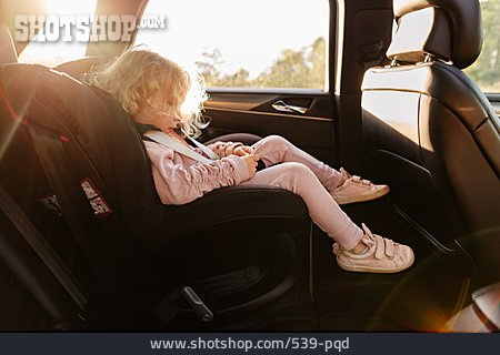 
                Mädchen, Autofahrt, Kindersitz                   
