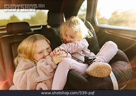 
                Mädchen, Kindersitz, Geschwister, Autoreise                   