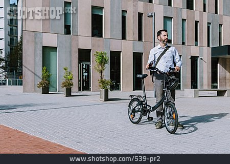 
                Geschäftsmann, Fahrrad, Schieben, Arbeitsweg                   