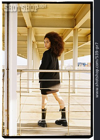 
                Mode, Analog, Schulterblick, Boots, Person Of Color                   