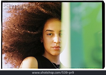 
                Junge Frau, Lange Haare, Locken, Person Of Color                   