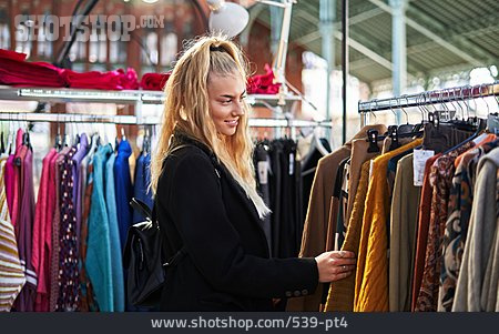 
                Junge Frau, Kleidung, Einkaufen, Shopping, Auswählen                   