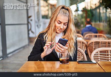 
                Junge Frau, Benutzen, Café, Smartphone                   