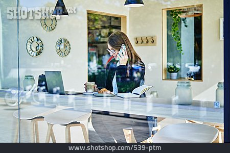 
                Frau, Café, Laptop, Smartphone                   