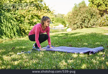 
                Park, Sportlerin, Ausrollen, Sportmatte, Outdoor Yoga                   