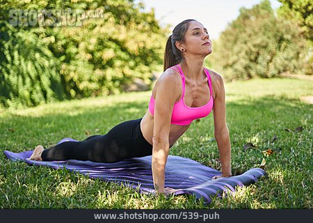 
                Frau, Yoga, Dehnen, Outdoor Yoga                   