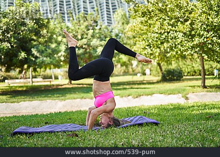 
                Kopfüber, Kopfstand, Outdoor Yoga, Salamba Shirshasana                   