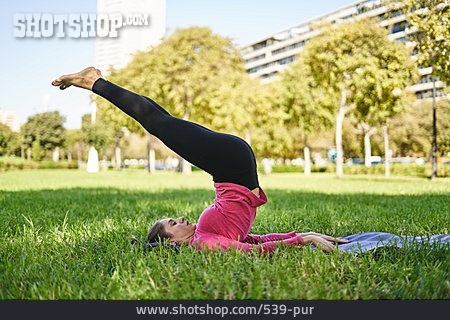 
                Wiese, Yoga, Halasana, Outdoor Yoga                   