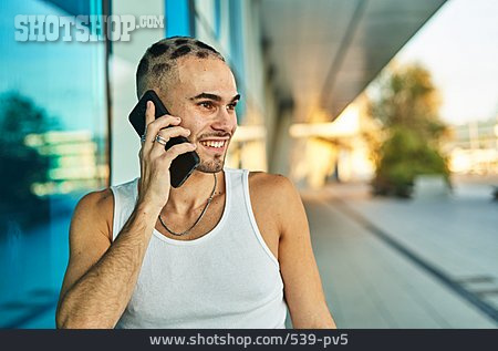 
                Junger Mann, Lächeln, Telefonieren, Cool, Urban, Smartphone                   