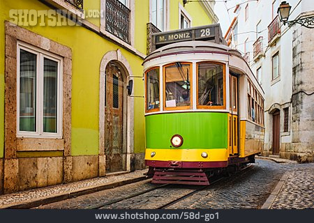 
                Altstadt, Lissabon, Straßenbahn                   