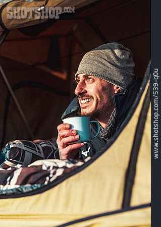 
                Mann, Kaffee, Verreisen, Camping                   