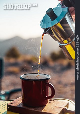 
                Kaffee, Eingießen, Camping                   