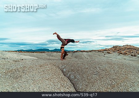 
                Wüste, Balance, Handstand, Outdoor Yoga                   