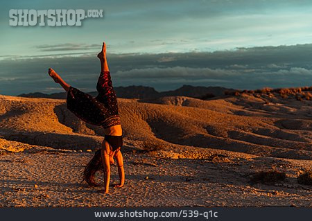 
                Sonnenuntergang, Wüste, Balance, Outdoor Yoga                   