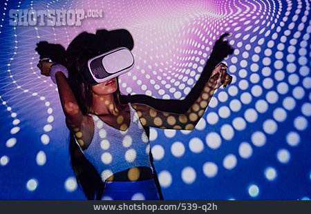 
                Junge Frau, Virtuelle Realität, Tanzen, Simulation                   