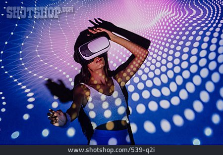 
                Junge Frau, Club, Virtuelle Realität, Tanzen, Simulation, Metaverse                   