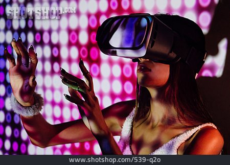 
                Frau, Virtuelle Realität, Erkunden, Videobrille                   
