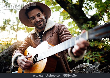 
                Mann, Lächeln, Wald, Spielen, Gitarre                   